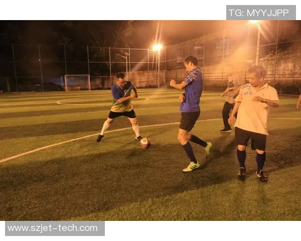 帅气足球球星九宫格照片展现足球场上的英姿飒爽与非凡魅力