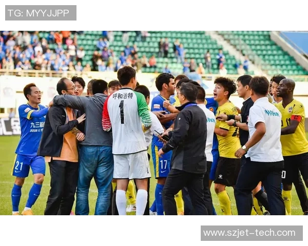 足球球星张嘴瞬间展现激情呐喊场面震撼全场引发无数球迷热议 足球球星张嘴瞬间展现激情呐喊场面震撼全场引发无数球迷热议