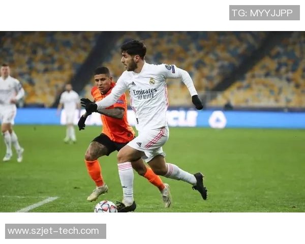 踢足球又带马子 这位球星的私生活引发关注和热议