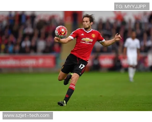 曼联球星足球风采展现：从红魔传奇到当代新星的竞技之旅